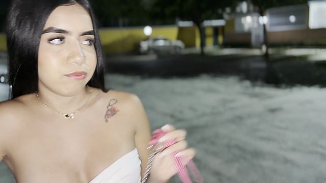 Mi rica vecina acepta que la lleve a la farmacia a comprar unas cositas