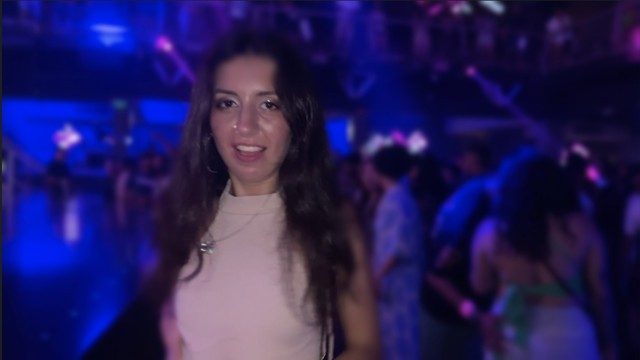 Возбужденная девушка согласилась на секс в ночном клубе в туалете