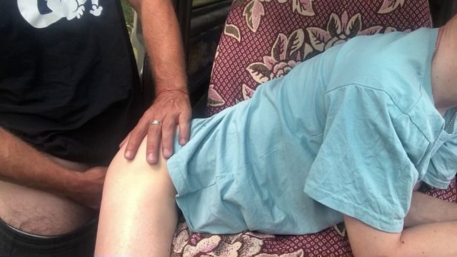 Экстремальный анальный трах с волосатым папочкой в ​​машине
