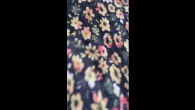 Hot девушка трахается с огурцом в парке