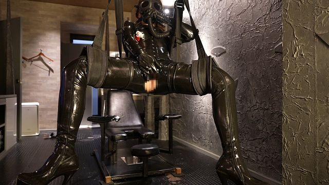 ФЕТИШ-МАШИНА ТРЕБУЕТ КАЖДУЮ КАПЛЮ С ЯРОСТНЫМ МЕХАНИЧЕСКИМ РИТМОМ