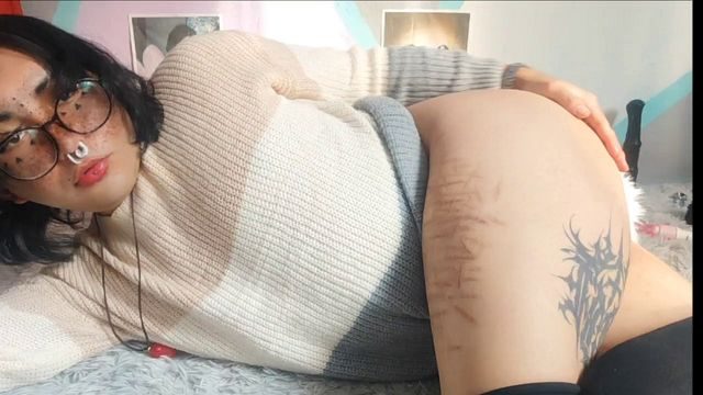 Tu E-girl trans favorita jugando en la oscuridad.